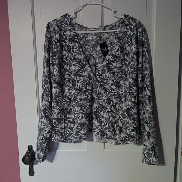 Abercrombie + Fitch Floral Blue, Gray and White Women's Top - Picture 2 of 5